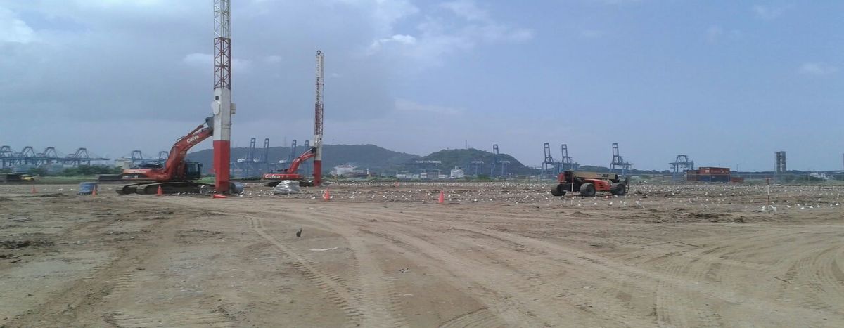 Installed vertical drainage in Panama. Used the Caterpillar 330 and the Komatsu PC350LC-8 in this project.